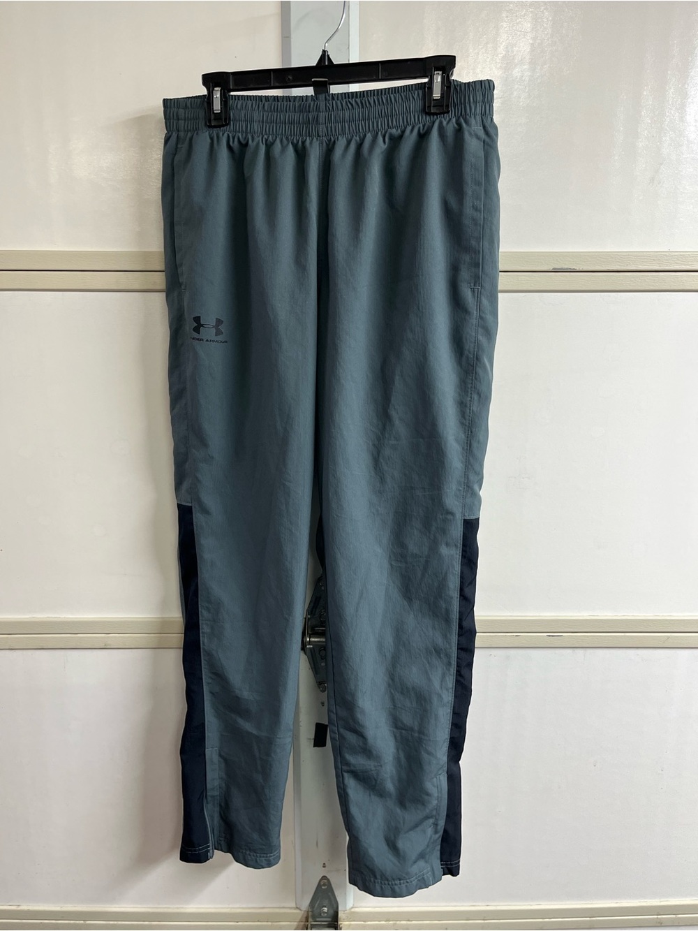 Under Armour Men's Slate Gray Joggers with Black Side Panels